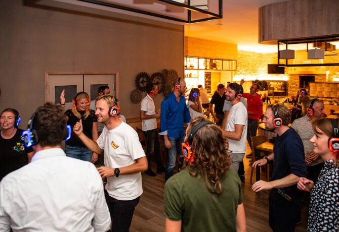 Afbeelding voor Een hoop gezelligheid tijdens de legendarische VillaVibes silent disco