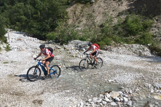 Mountainbiken is een geweldige manier om door de Alpen te crossen. Verwacht geen spectaculair downhillen, maar wel mooie tochten met stops in gezellige berghutten. Groepsreis fietsen