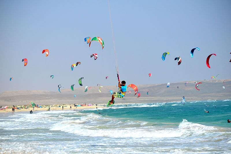 Afbeelding voorGa een dagje kitesurfen of neem kitesurfles.