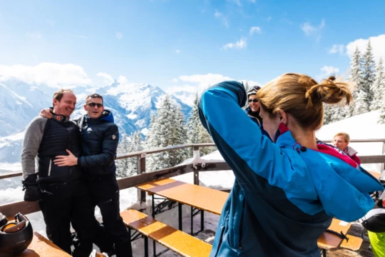 Je ontmoet gegarandeerd mensen met wie je een leuke klik hebt. Beloofd! wintersport groepsreis