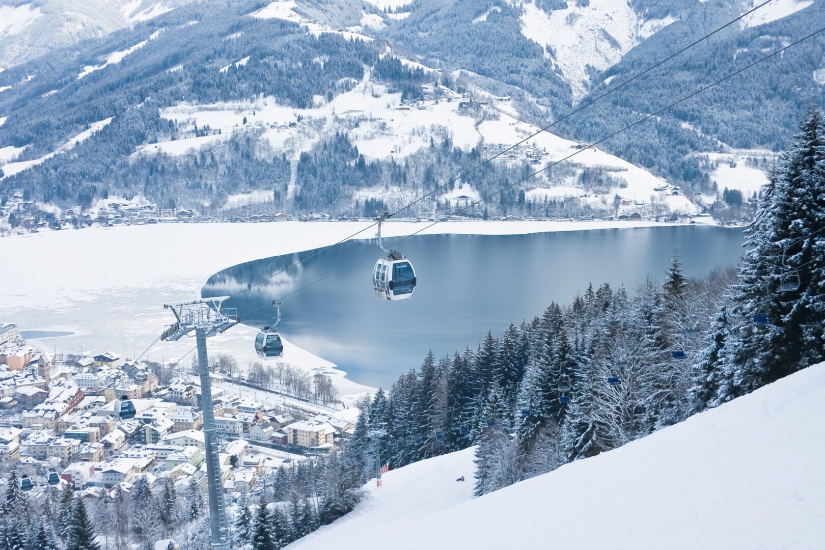 Afbeelding voorSkiën in een sfeervol skigebied met moderne liften.
