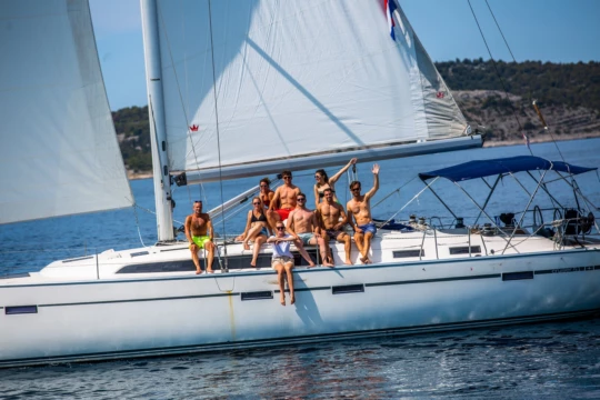 Doordat je op een boot leeft met 8 Vibers, leer je elkaar razendsnel kennen. Zeilen VillaVibes