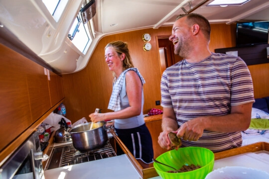 Een week lang samen plezier maken op de boot. Cover voor