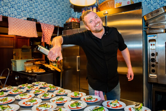 Onze chef-kok heeft er zin in. Dit wordt weer smullen. kok diner single reis