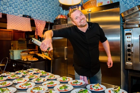 Onze chef-kok heeft er zin in. Dit wordt weer smullen. kok diner single reis