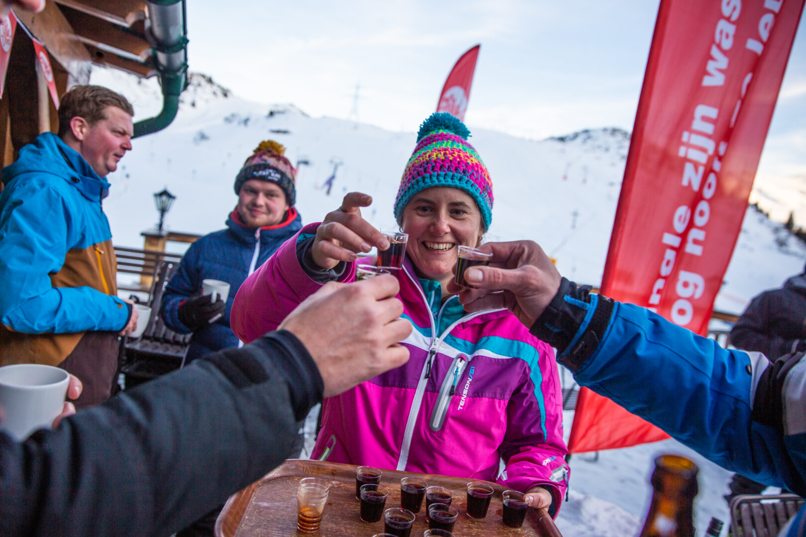 Afbeelding voorTypisch Sauze: onverwachte feestjes buiten ergens in het skigebied.
