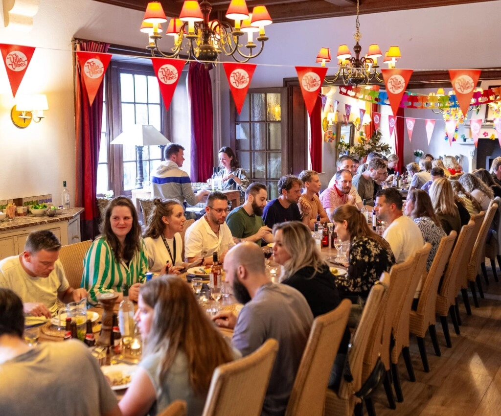 Heerlijke diners aan lange tafels (bij de prijs inbegrepen). Ardennen weekend villavibes
