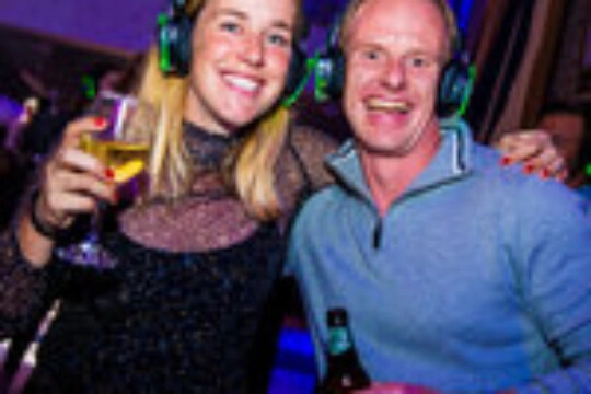 Leer nieuwe mensen kennen tijdens de gezellige feestjes. singles silent disco