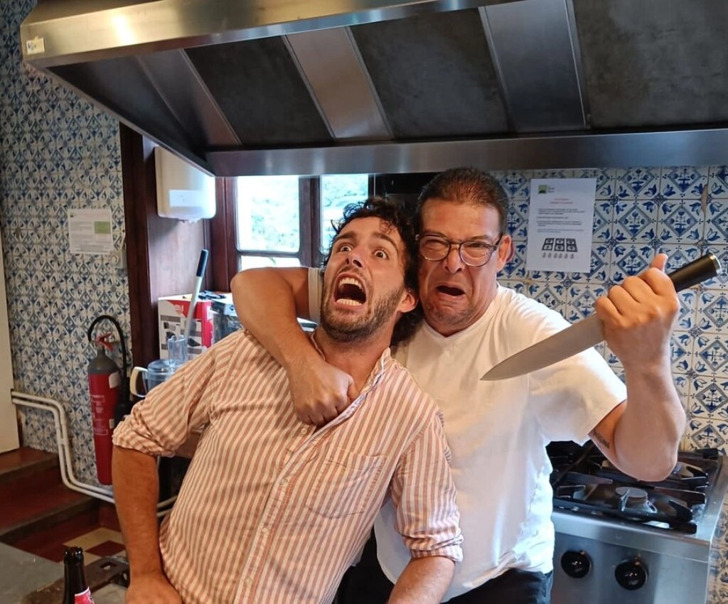 Dit is onze chef-kok JohnJohn, ook hij gaat er helemaal in op. Moordweekenden