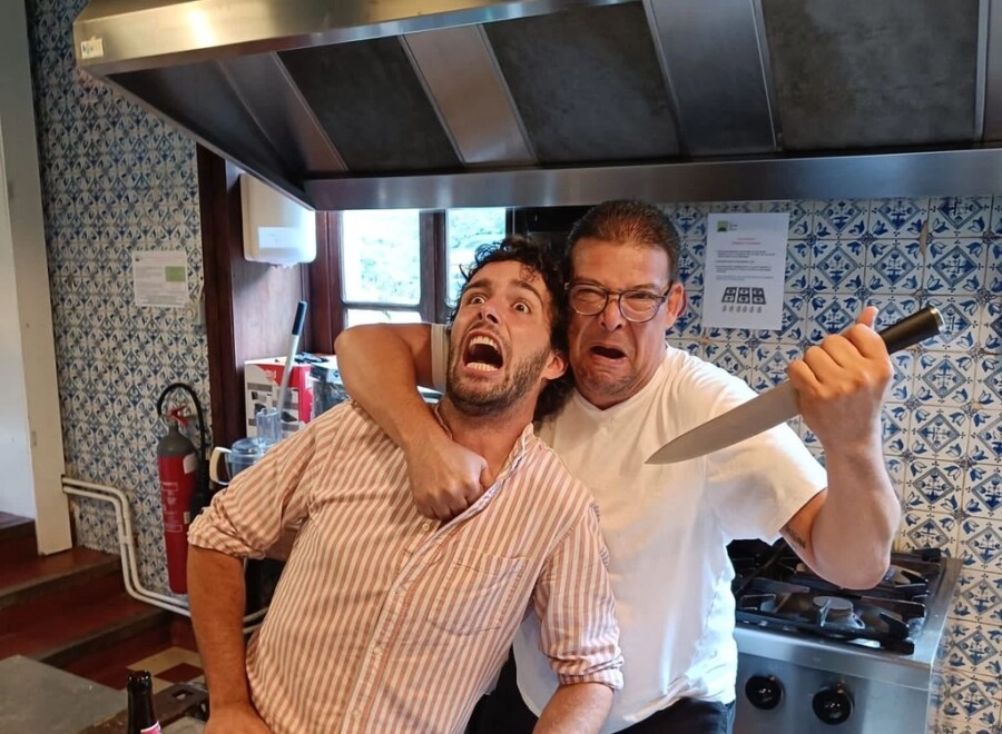 Dit is onze chef-kok JohnJohn, ook hij gaat er helemaal in op. Moordweekenden