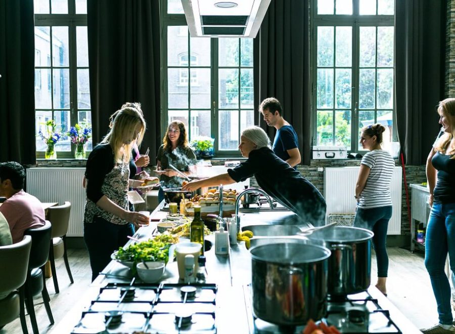 Vanuit de woonkamer kun je onze chef-kok in actie zien. keuken vechtdal weekend