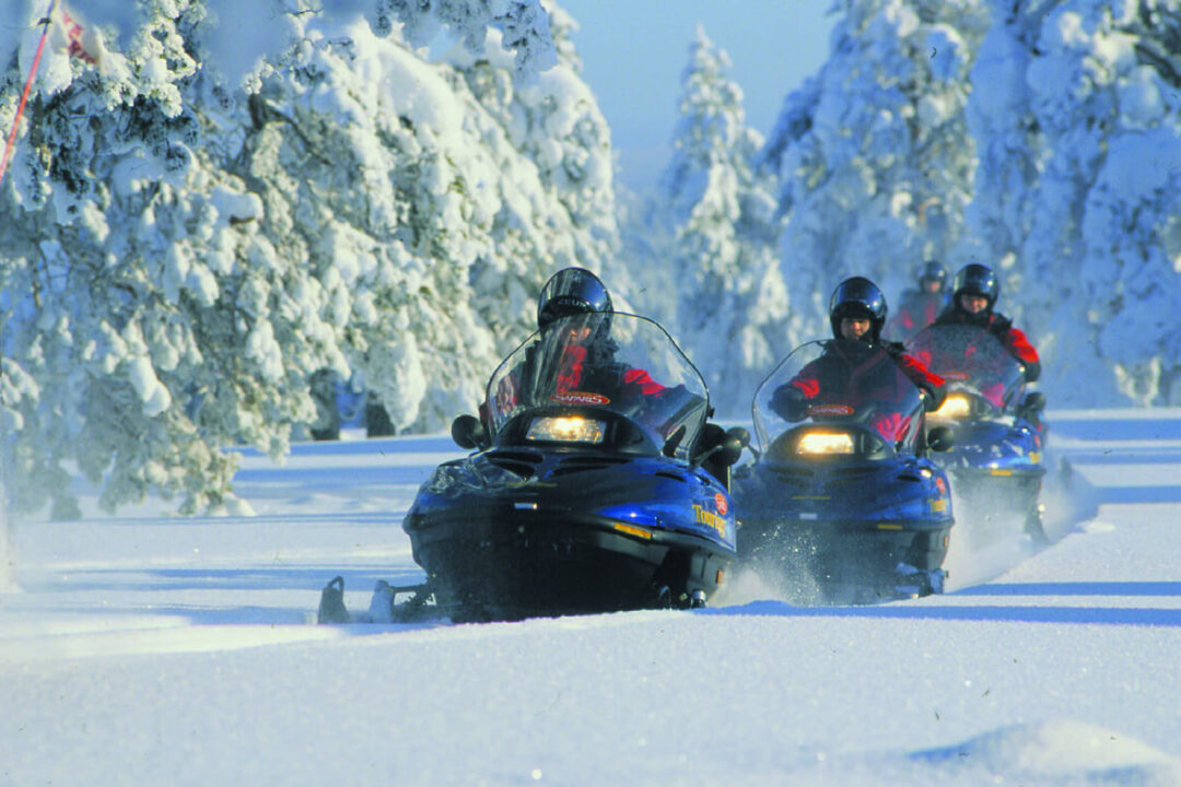 Groep sneeuwscooters singlereizen Lapland VillaVibes