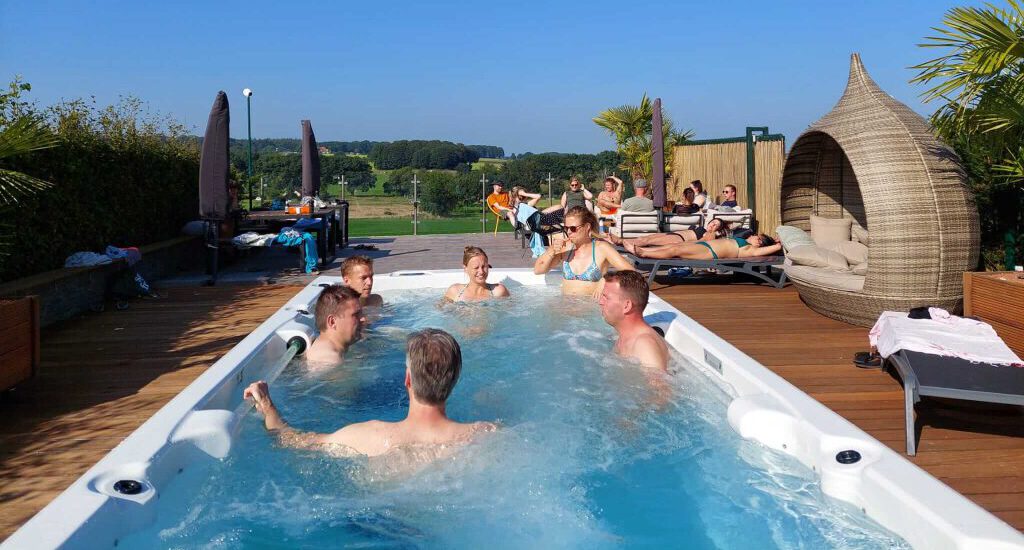 Afbeelding voorGeniet van de heerlijke jacuzzi (bij de prijs inbegrepen)