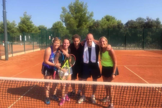 Naast de lessen spelen we ook leuke toernooitjes. Tennisleraar worden