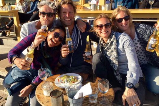 Duik samen met je mede-Vibers een zonnig terrasje op. single weekend met nieuwe mensen