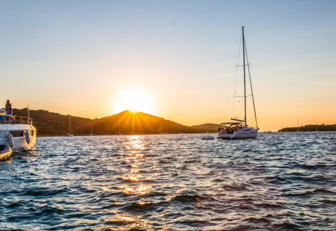 Afbeelding voor Geniet op het water van de prachtige zonsondergang.