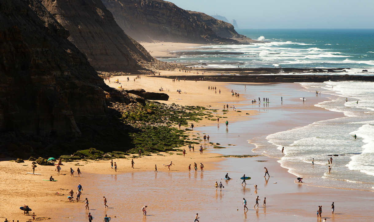 Afbeelding voorHet brede zandstrand van Ericeira, Portugal.