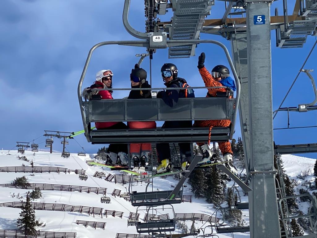 Afbeelding voorOnverwachts ontstaan de mooiste momenten, zoals in de ski-lift.