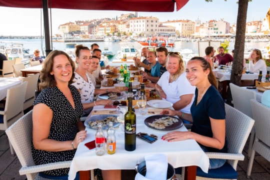 Trakteer jezelf op een heerlijke lunch aan zee lunchen tennis reis