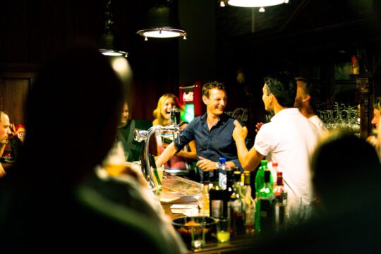 Bij de bar is het dit weekend altijd extra gezellig. Single event weekend