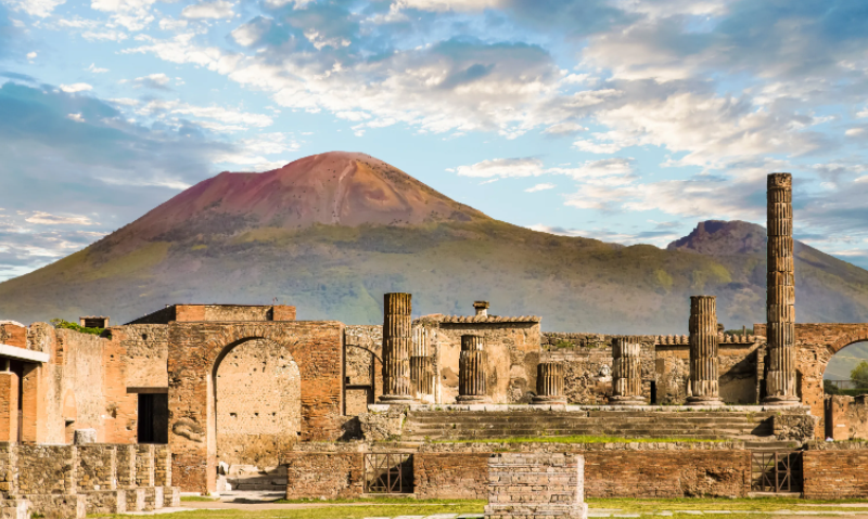Afbeelding voorEn het onder de as bedolven Pompeii.
