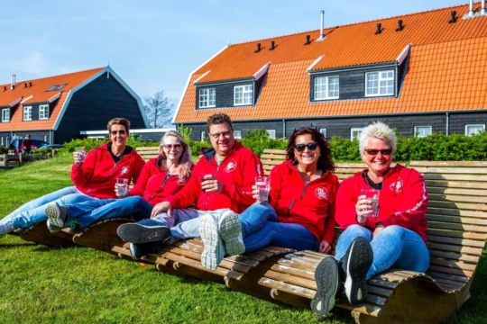 Onze reisleiders hebben er zin in. Ze wachten op je bij de accomodatie. reisleiders villavibes