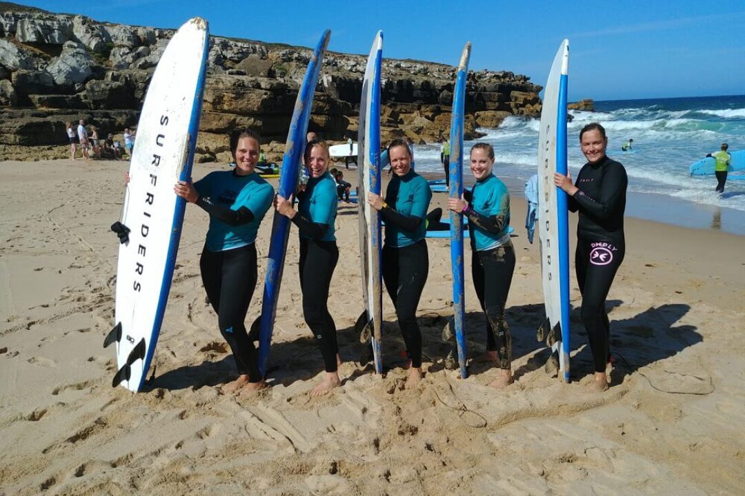 singles poseren met een surfplank