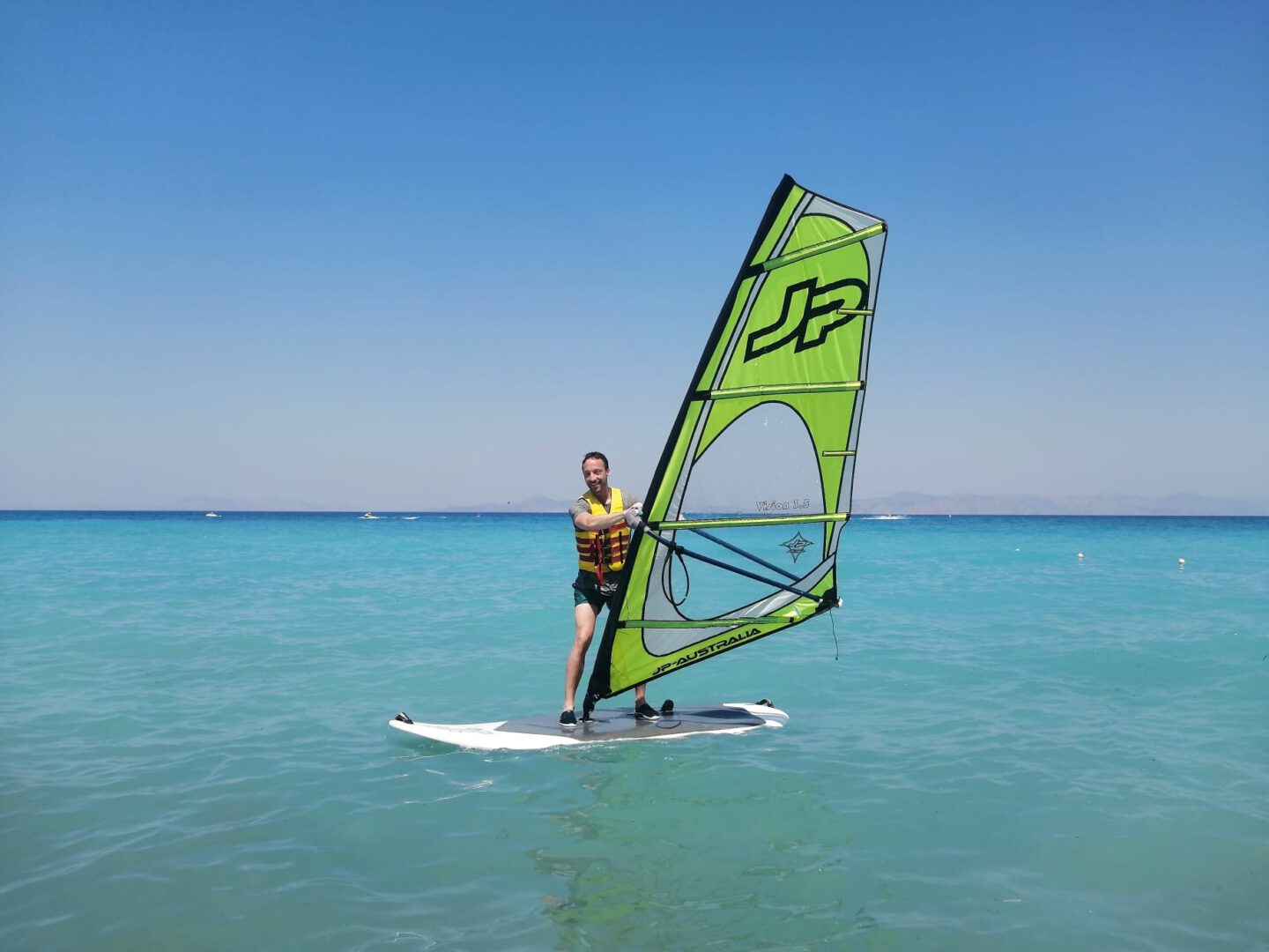 Afbeelding voorOok leuk om te doen op Rhodos: windsurfen.
