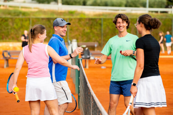 Tijdens deze vakantie leer je samen met je mede-Vibers gegarandeerd beter tennissen. tennisvakantie single reizen