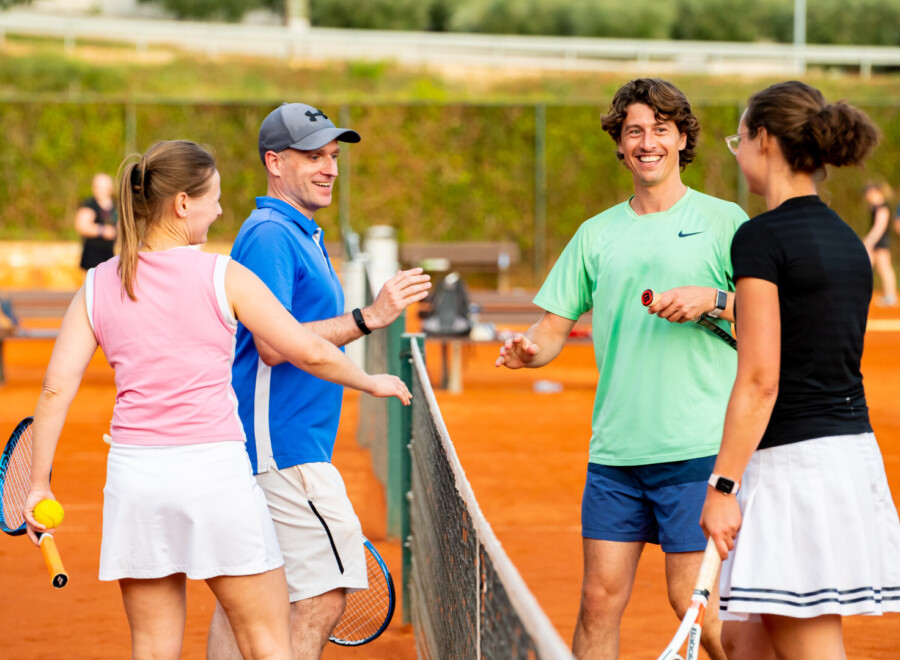Tijdens deze vakantie leer je samen met je mede-Vibers gegarandeerd beter tennissen. tennisvakantie single reizen