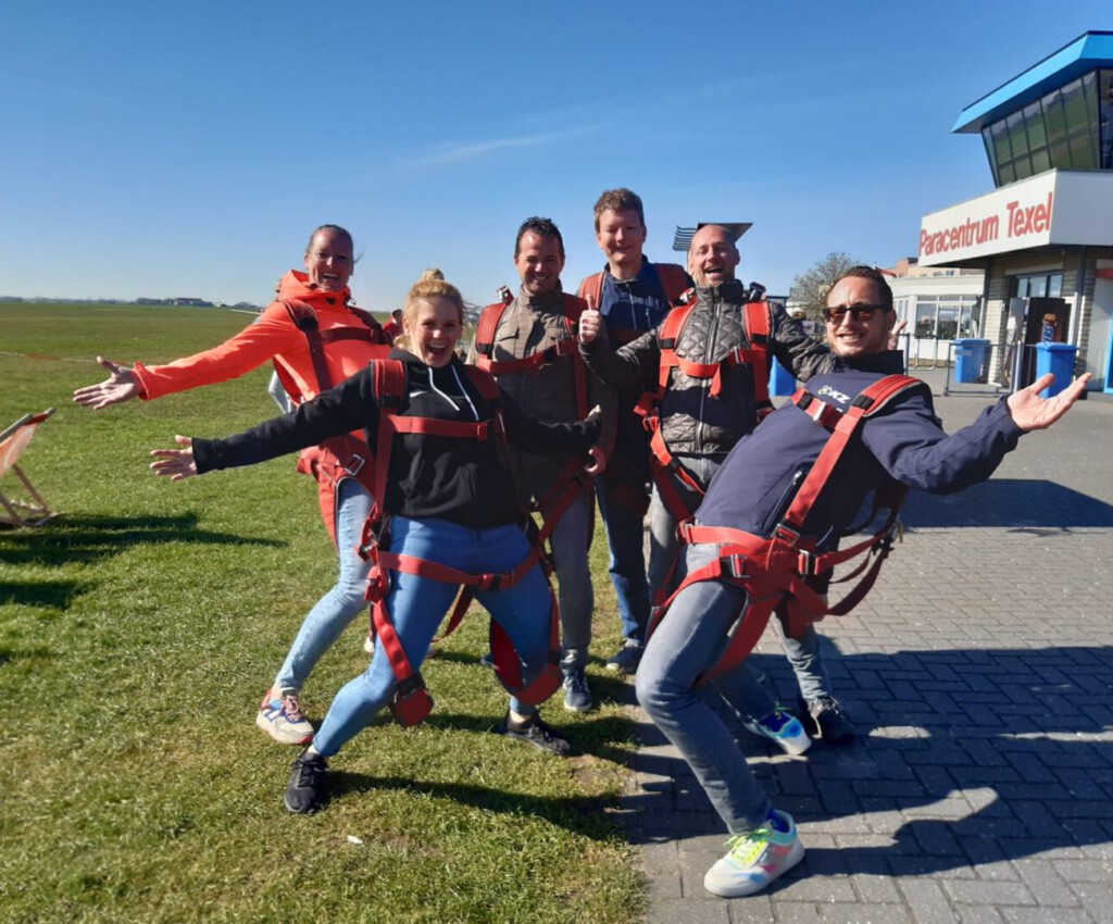 Parachutespringen kan ook op Texel. Afbeelding voor Harm-Jan over zijn eerste singlereis naar Texel: ‘Ik ben helemaal opgeladen!’