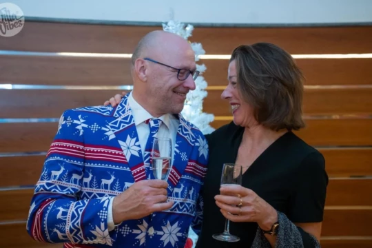 Tijdens het kerstfeest is iedereen extra feestelijk gekleed. singlereis kerst