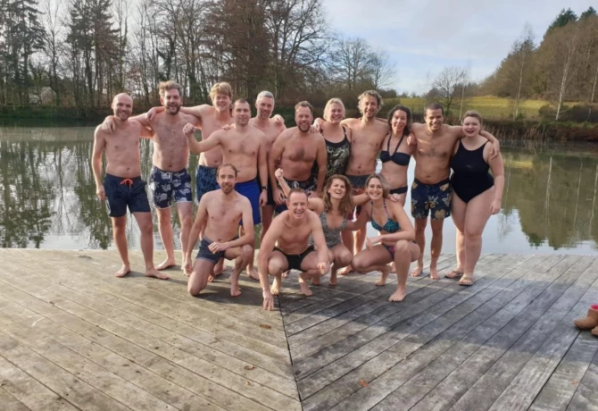 Afbeelding voor Doe mee aan de (nieuwjaars)duik in onze zwemvijver. Opwarmen kan daarna lekker in de sauna. 