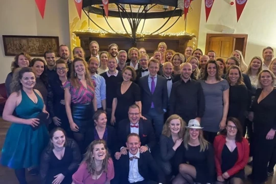 Tijdens het Oud en Nieuw feest is iedereen extra feestelijk gekleed. oud en nieuw singles