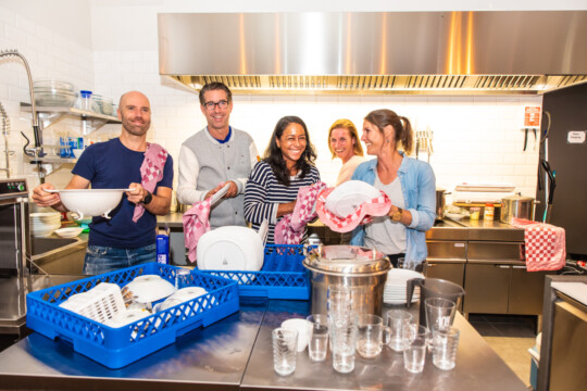 Gezelligheid in de keuken tijdens singleweekend