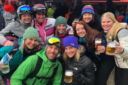 Dankzij de leuke groep is de apres-ski altijd een feestje. wintersport singlereizen