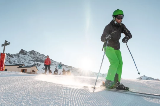 Heerlijk, zo'n net geprepareerde piste. Skiën single piste af