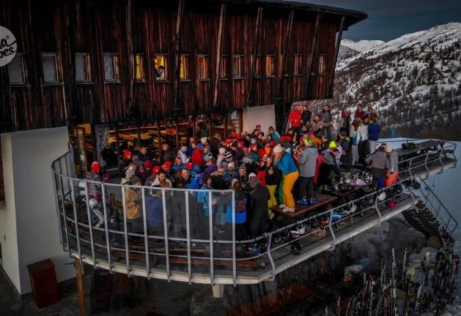 Afbeelding voor Typisch Sauze: onverwachte feestjes buiten ergens in het skigebied.