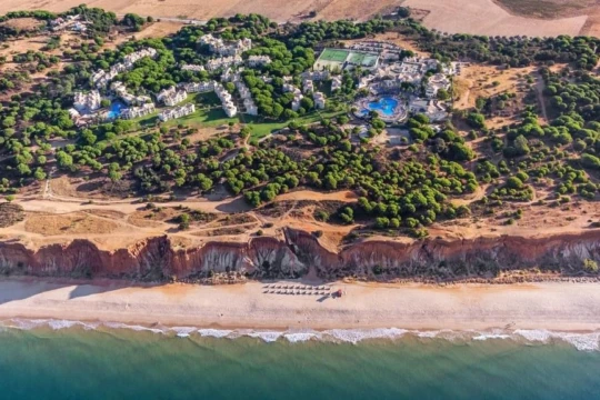 Daal de trappen af van ons aangename resort en je zit op één van de allermooiste stranden van Europa: de Praia de Falésia single tennisvakantie