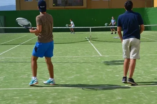 Elke ochtend krijg je les op kunstgrasbanen in groepjes van vier. single tennisreis portugal