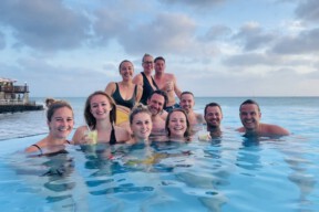 Genieten van het heerlijke zwembad bij ons hotel groepsreizen voor singles