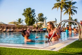 Bij het zwembad is het altijd gezellig. Singlereis strandvakantie Gambia