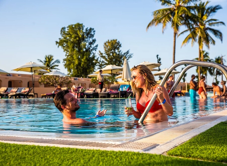 Bij het zwembad is het altijd gezellig. Singlereis strandvakantie Gambia