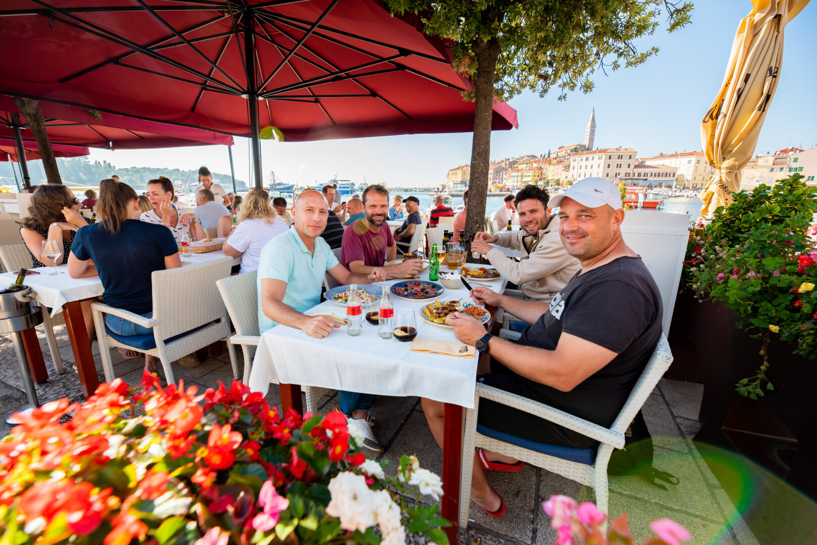 Afbeelding voorEet bij een van de authentieke Tavernes