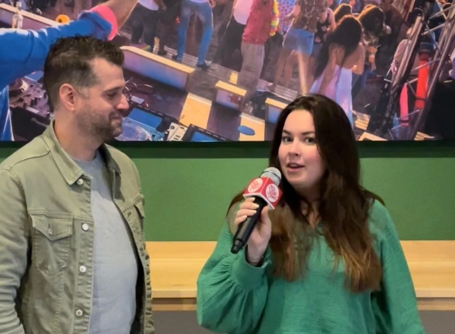 Kayleigh van VillaVibes (rechts) overhandigt de prijs aan Wouter (rechts) bij ons op kantoor in Arnhem kayleigh-wouter-single-weekend