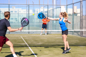 Padel is makkelijk te leren en lekker verslavend. Padel reizen singles