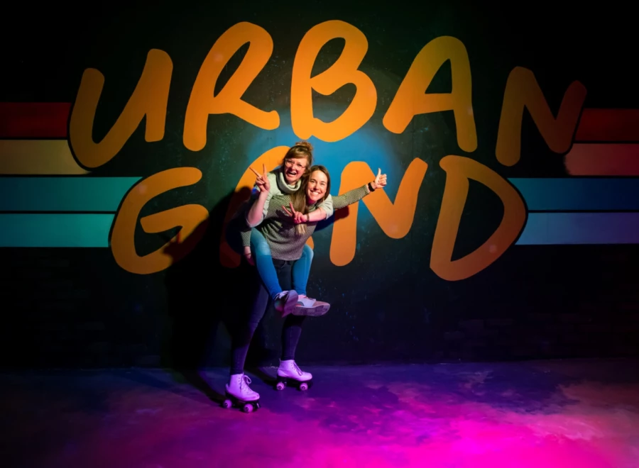 Bind je rolschaatsen onder en glij met een grote glimlach over de rolschaatsbaan. Mede dankzij de lekkere muziek is deze activiteit een feestje. Cover voor