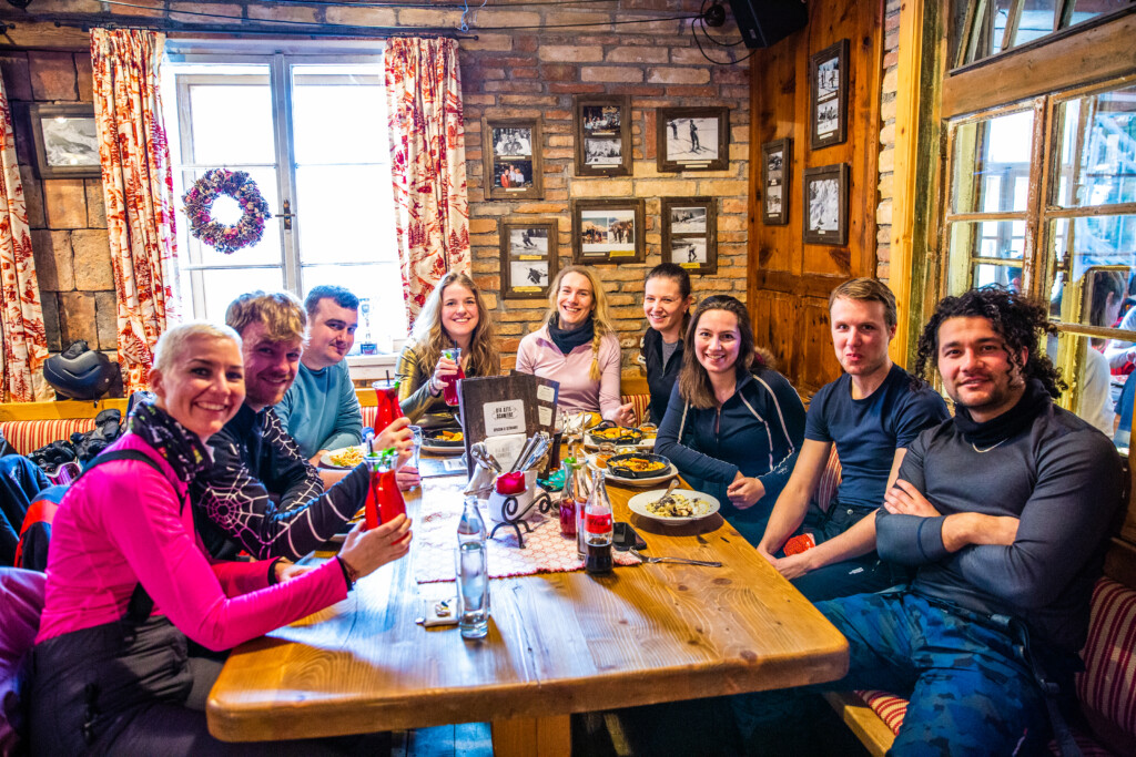 Groepsfoto van lunch in Saalbach tijdens single wintersportreis naar Saalbach