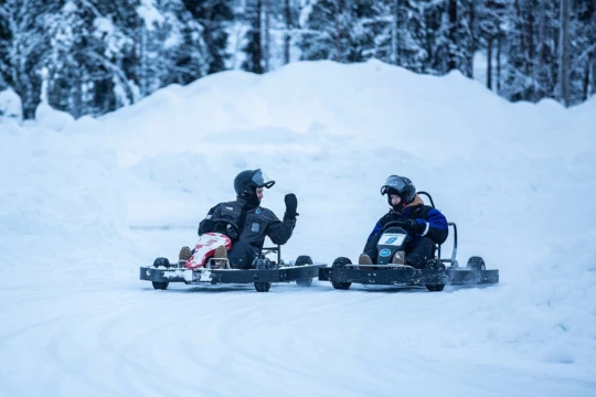 Beeld jezelf in terwijl je met hoge snelheid over het ijs scheurt in een speciale kart op onze singlereis in Lapland
