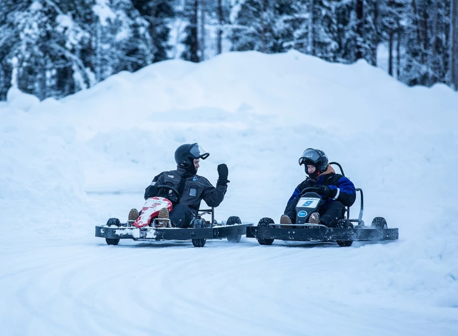 Beeld jezelf in terwijl je met hoge snelheid over het ijs scheurt in een speciale kart op onze singlereis in Lapland